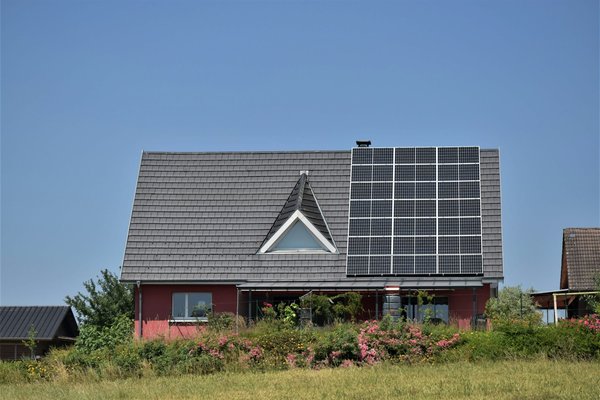 Quels sont les avantages des panneaux solaires pour une maison éco-responsable ?