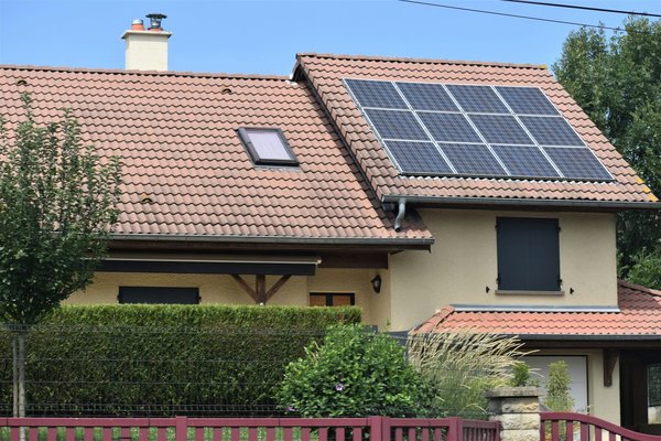 Quels sont les avantages des chauffe-eaux solaires pour une maison individuelle ?